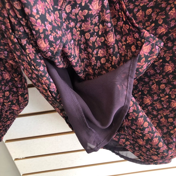 Madewell Purple Floral V Neck Button Down w/ gathered cuffs. Size 4 - Picture 8 of 9